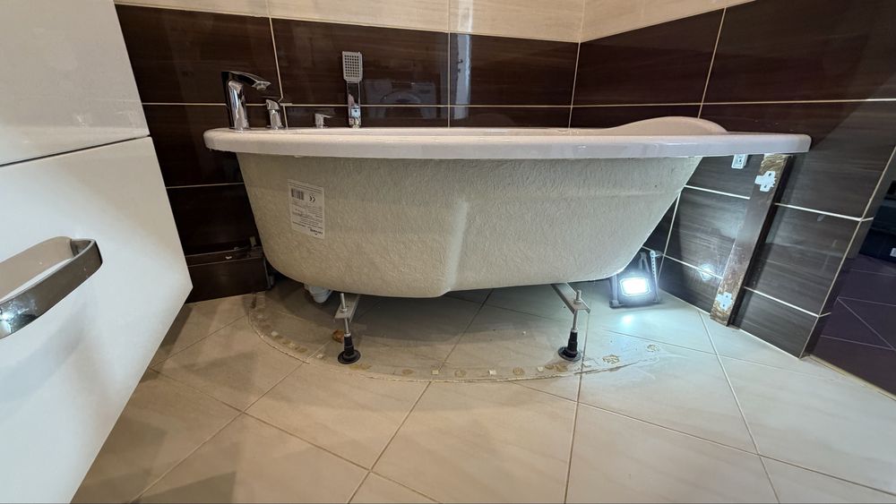 Sprzedam wanne narożna z armatura