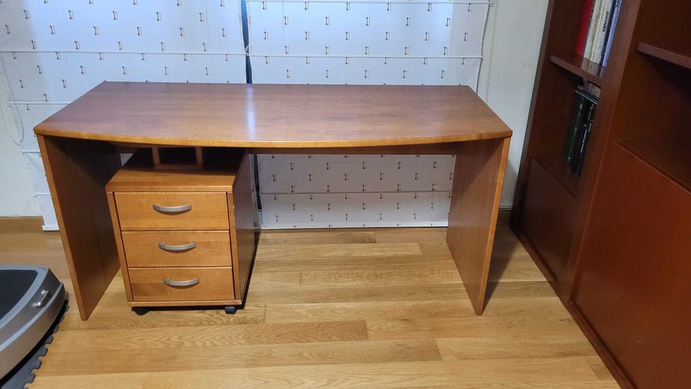 Secretária de madeira maciça em cerejeira + Cadeira