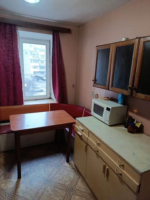 Одна лкрема кімнатиа в трехкімнатьній квартирі..Район привокзальний