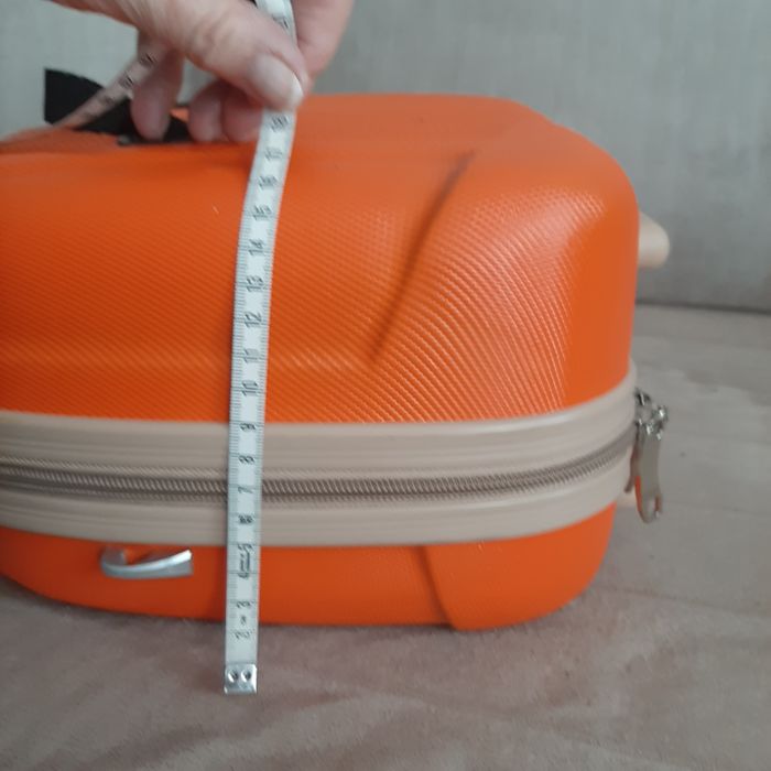 Kuferek podróżny Ochnik kolor pomarańczowy.