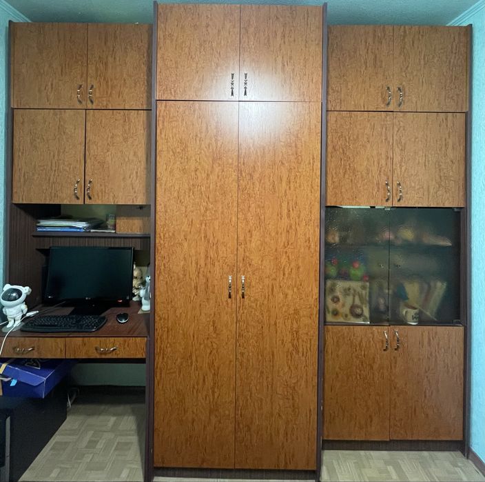 Стінка у кімнату