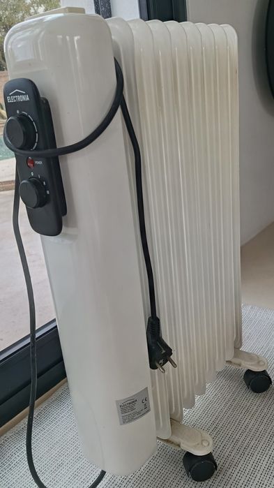 Aquecedor a Óleo Electronia 2000W – Em Bom Estado