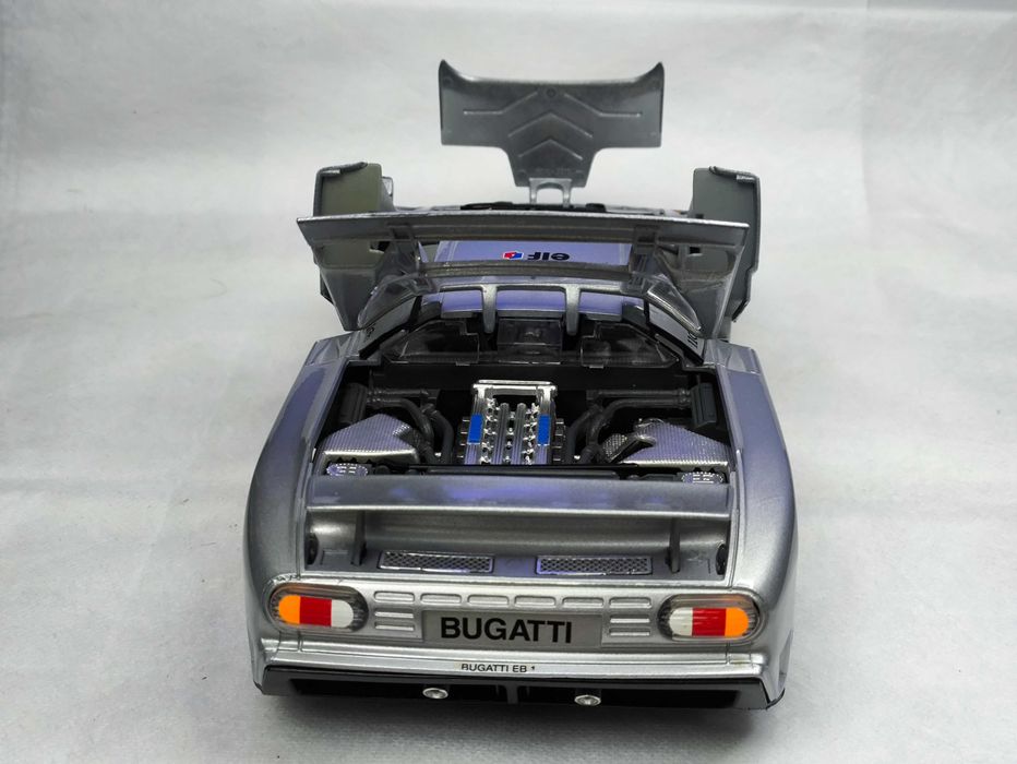 Модель Bugatti EB110 1/18 Bburago Italy