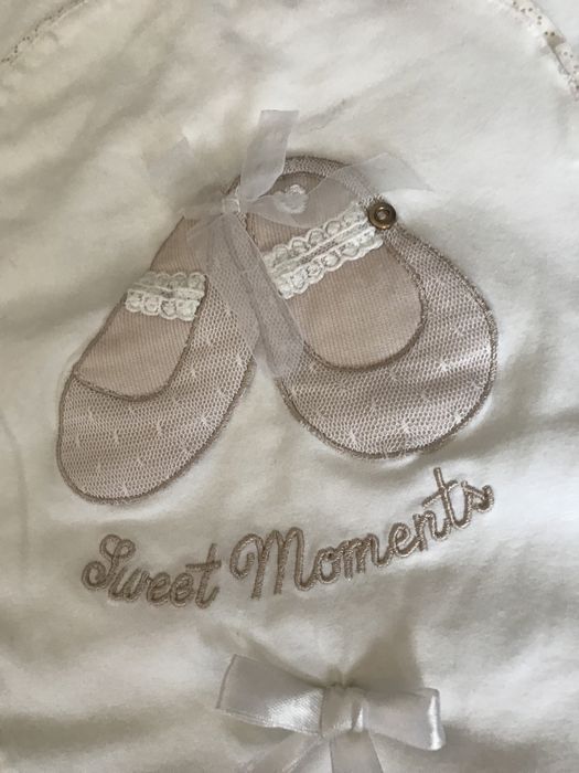 Kołderka niemowlęca Mayoral dla dziewczynki.