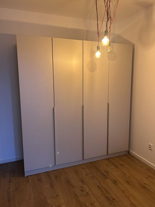 Kaszmirowa szafa ze zlotymi uchwytami 200cm