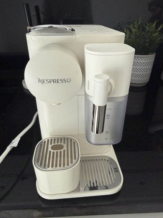 Maquina de cafe nespresso lattissima one branca