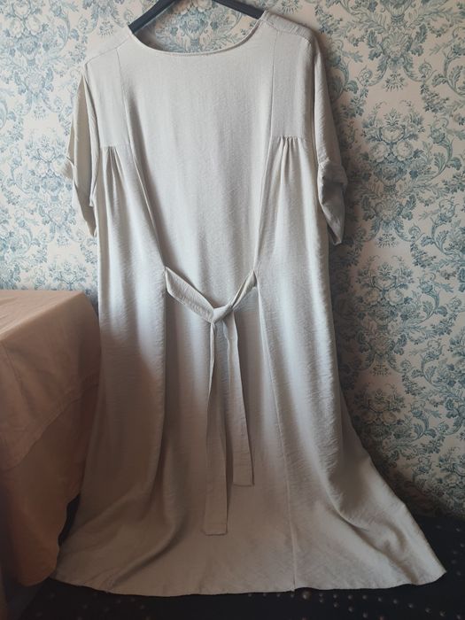 Vestido bege tipo linho