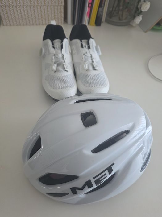 Capacete e sapatos de estrada