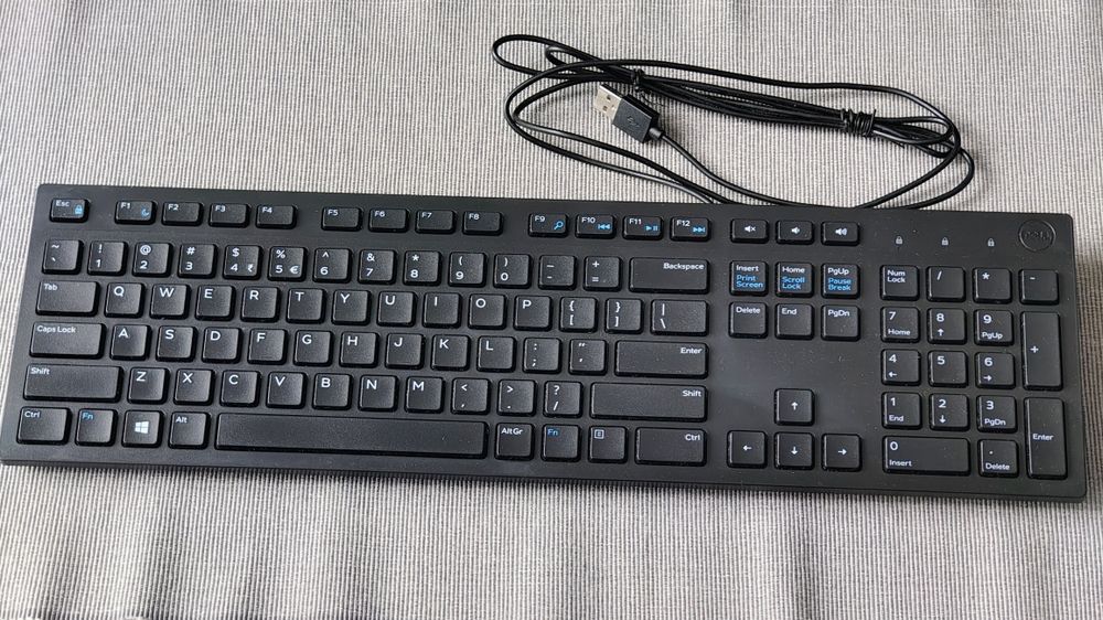 Niskoprofilowa klawiatura marki DELL KB216 w kolorze czarnym, model US International / PL