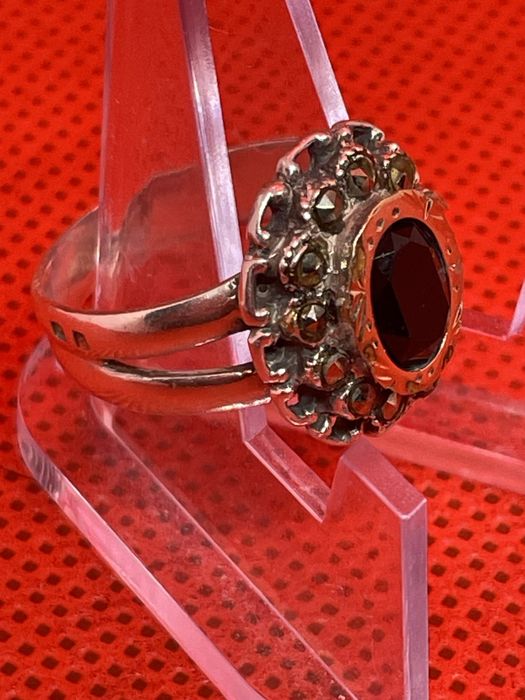 Anel prata com pedra preta e apontamentos a ouro