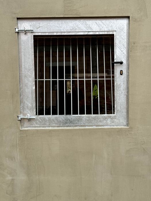 Okno stajenne stalowe do stajni garażu okno stalowe okno gospodarskie