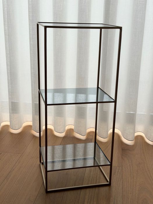 Mesa de apoio dourada da Maison du momde