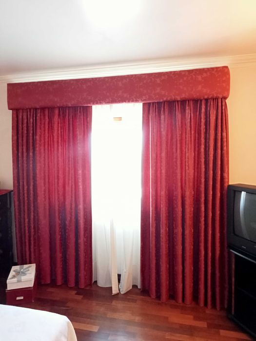 Conjunto de cortinados em excelente estado