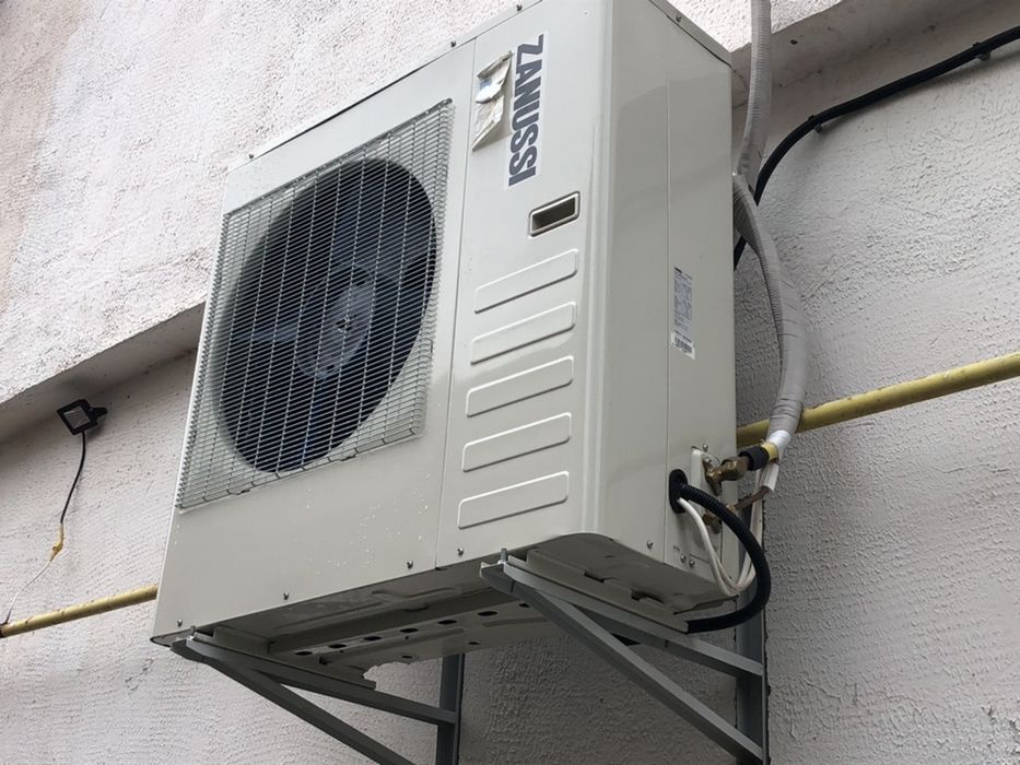 Кондиціонер Zanussi підлогово-стельвого типу.