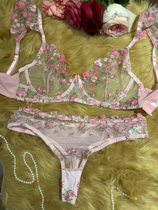 Seksowny komplet bielizny koronkowej – Stringi i Biustonosz