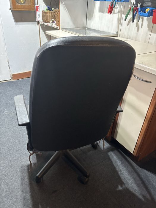 Fotel obrotowy do biurka.