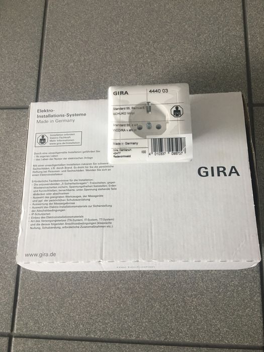 Gniazdka Gira pojedyńcze.