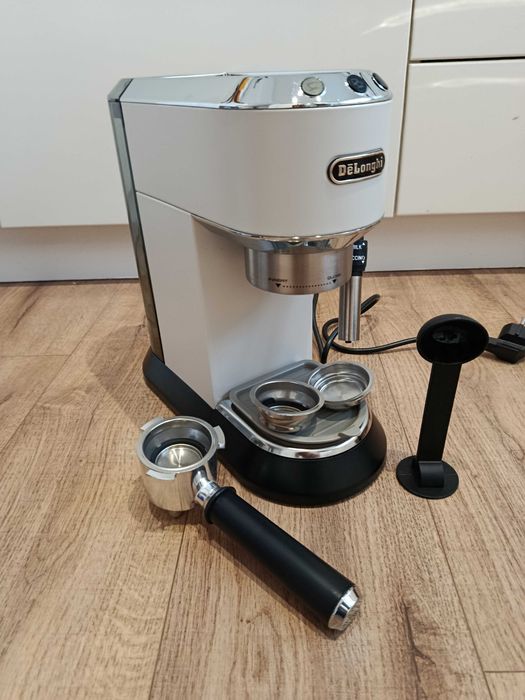 Kolbowy Ekspres Ciśnieniowy De'Longhi Dedica Style EC 685.W (Biały)