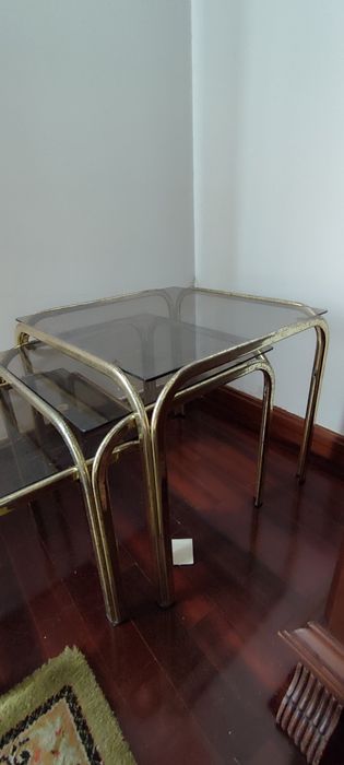 Mesas de apoio metal dourado e vidro