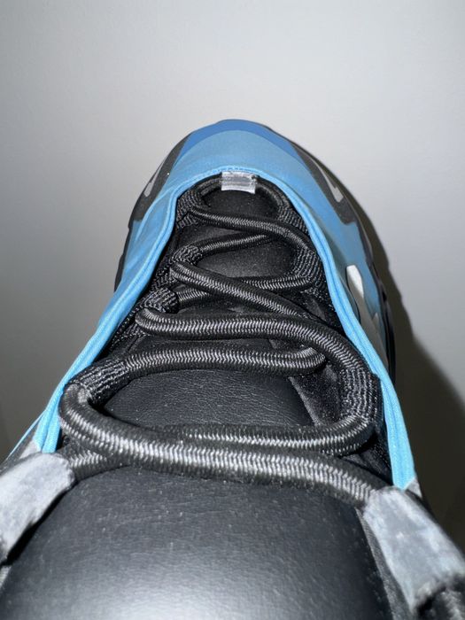 adidas Yeezy Boost 700 MNVN Bright Cyan 42 EU GZ3079
