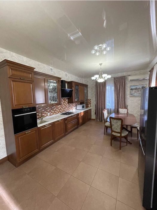 Аренда  3 - этажного дома с ремонтом ,в мрн .Артема ( пос.Мирный)