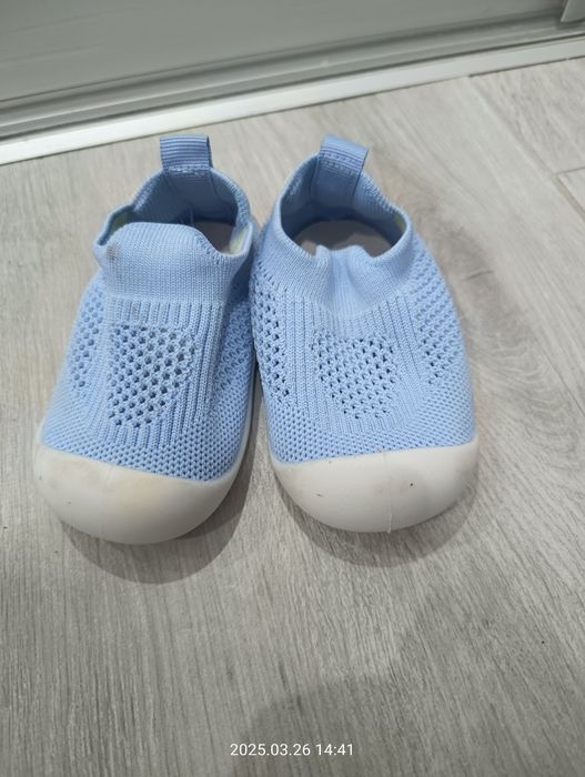 Lekkie miękkie buty niemowlęce 22