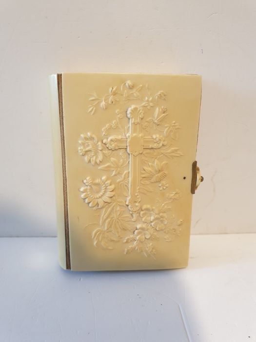 Antigo manual da Missa e da confissão com linda capa em celuloíde