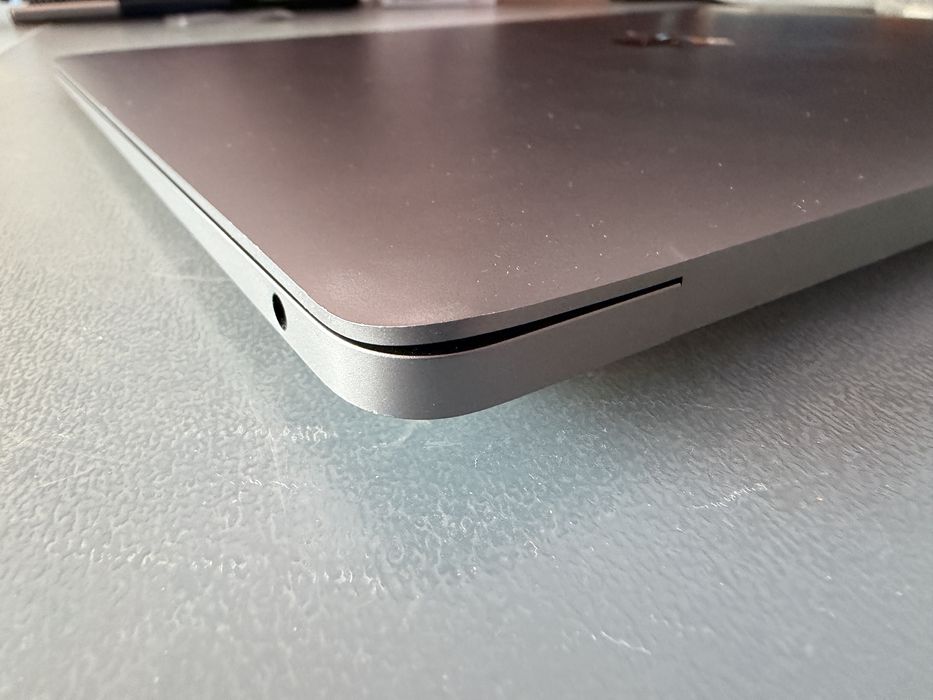 MacBook Air 13” (2020) – i7, 8GB RAM, 256GB SSD – Excelente estado!