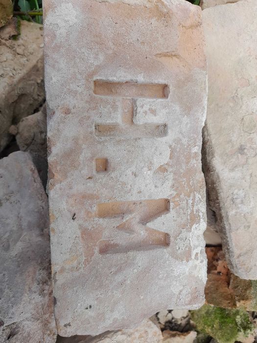 Цегла з клеймом.