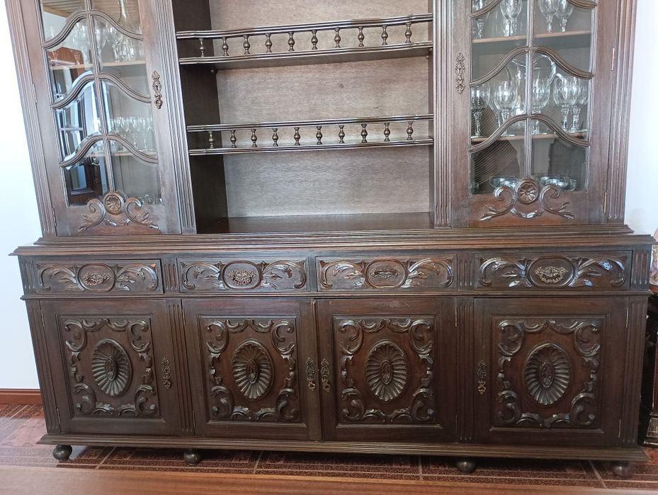 Mobília de Sala de Jantar Clássica – Mesa, Aparador com Cristaleira e 8 Cadeiras