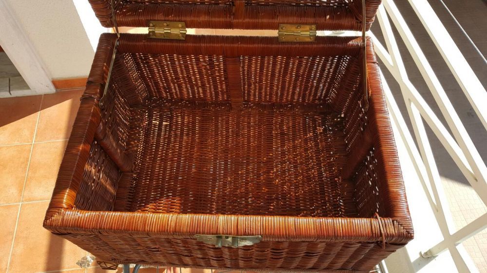 Baú vintage em vime em excelente estado