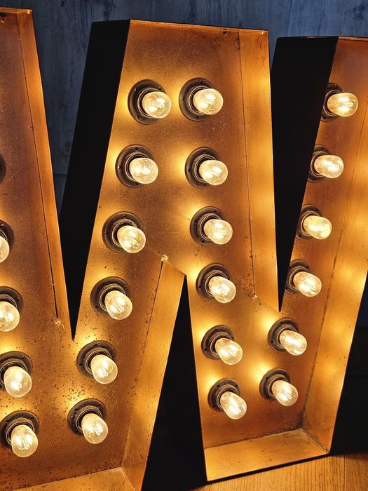 Neon lampa litera teatr loft