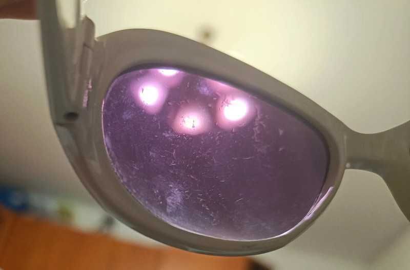 Kremowe okulary przeciwsłoneczne dla dziecka z fioletowymi szkłami