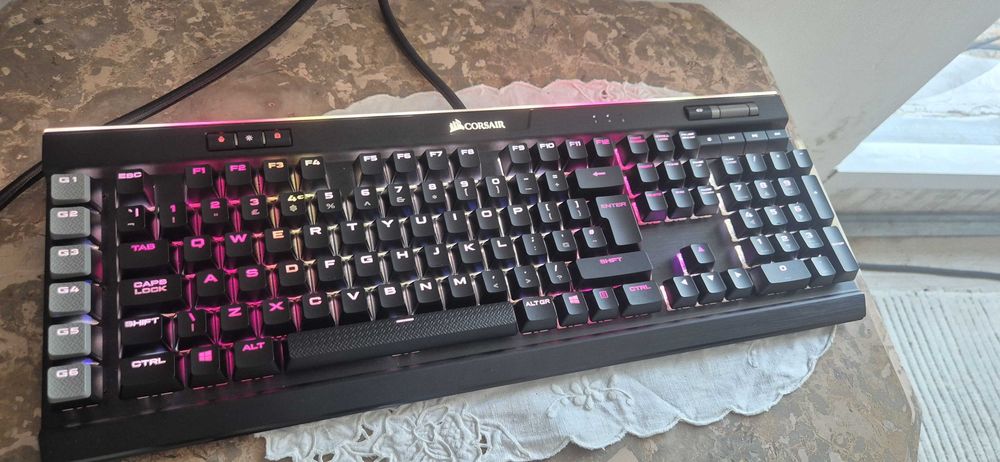 Teclado Corsair K95 Platinum | Switches MX Brown (Avariado / Para Peças)