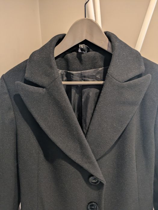 Czarny, elegancki płaszcz.