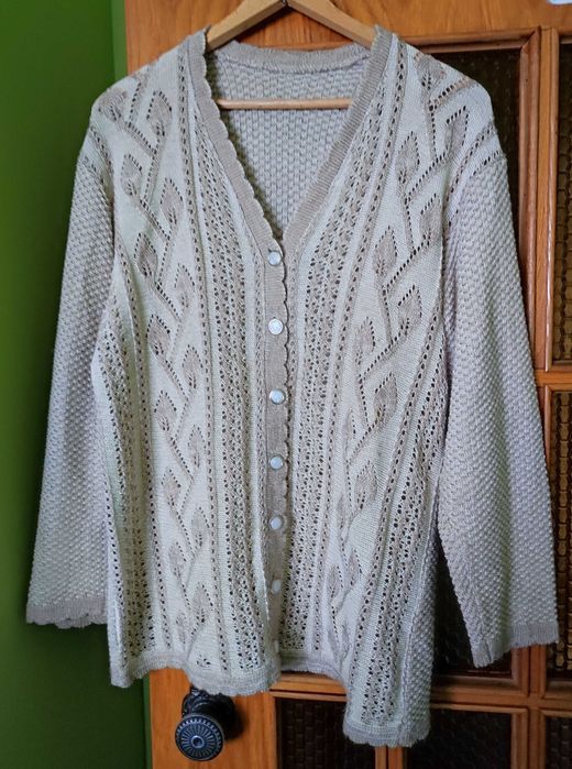 Damski sweterek zapinany – ażurowy, klasyczny styl, beż