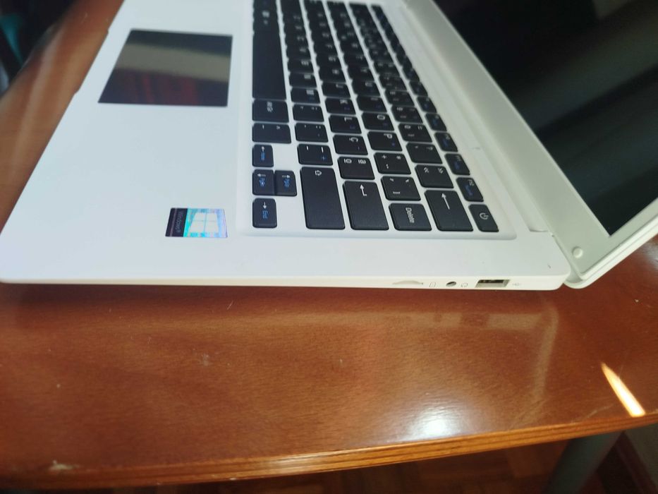 Computador portátil Insys branco.