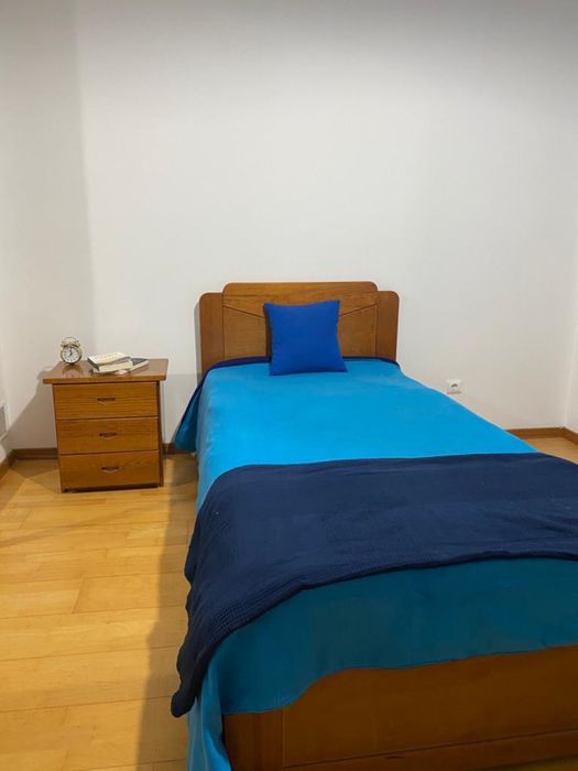 Cama solteiro e mesinha de cabeceira