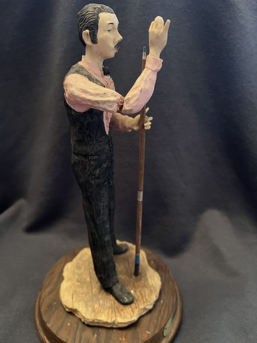 Porcelanowa figurka sygnowana