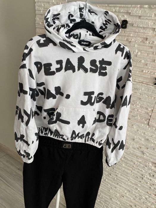 Desigual Kora genialna biała bluza z printem napisów
