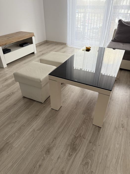 Stolik bialo czarny +2 pufy