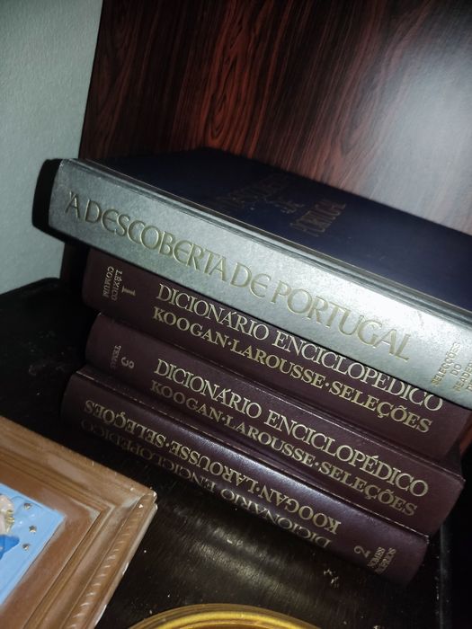 Loiça, livros, quadros, relógio