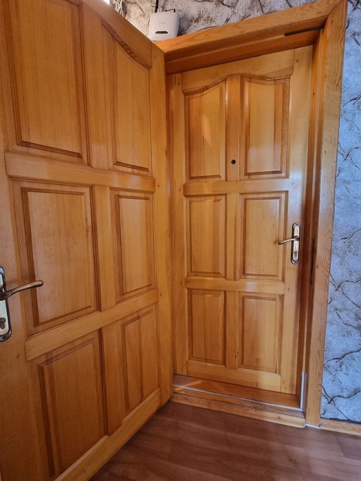 Двери входные деревянные