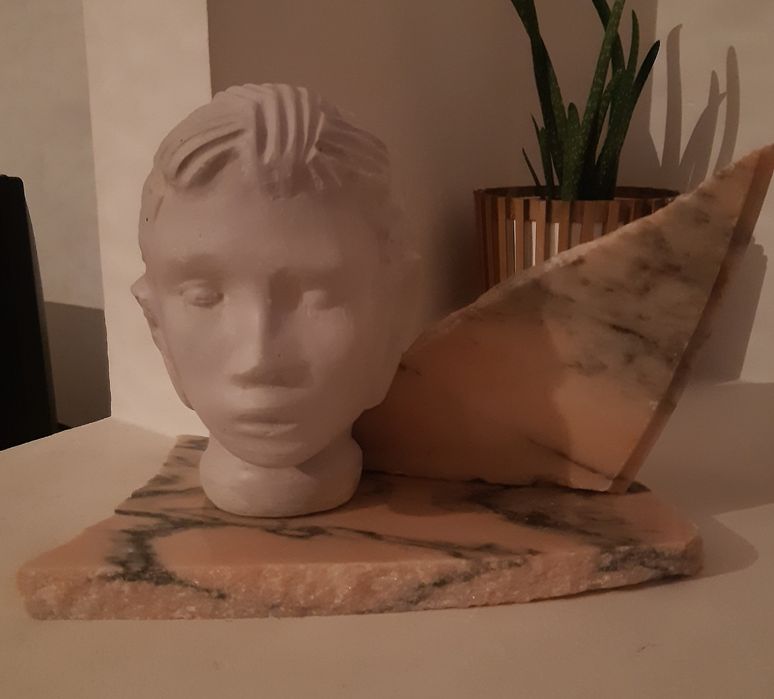 Estátua /escultura  original e única de autorcom base em mármore rosa