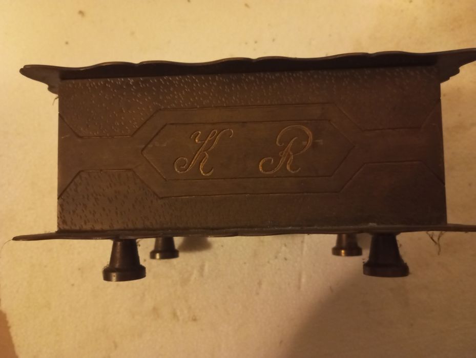 Szkatułka z brązu - 3 kg - z orłem w koronie