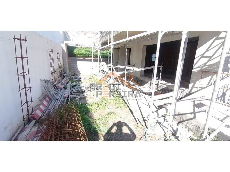 Moradia T4 em fase de construção, situada no Bairro Casal São Sebas...