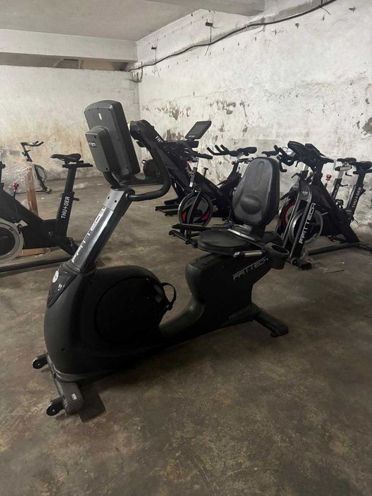 Bicicleta reclinada com TV