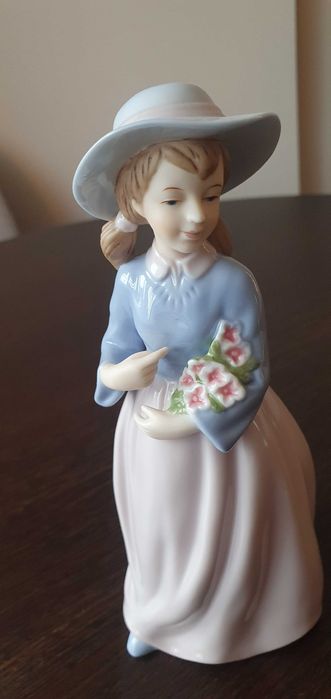 Figurka z porcelany dziewczynka z kwiatami