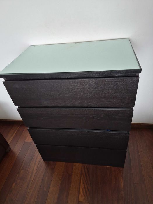Cómoda com 4 gavetas IKEA Malm e tampo em vidro (Castanho Escuro)
