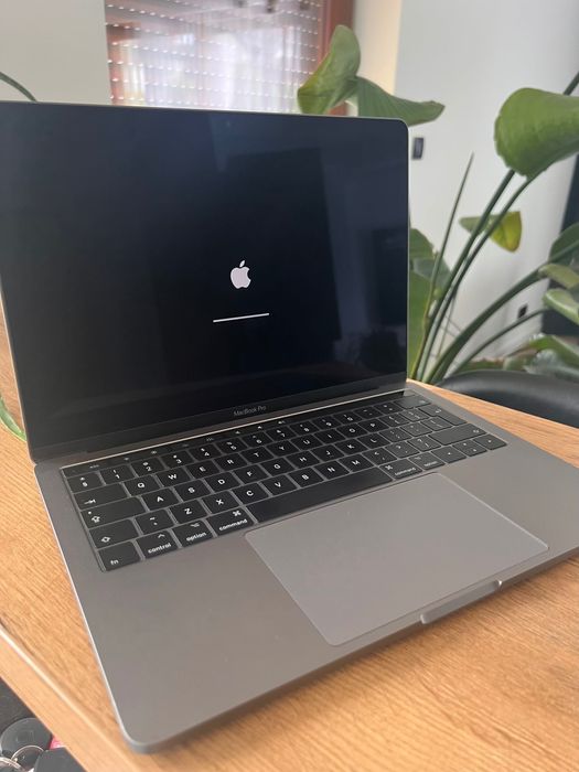 MacBook Pro 13", v2017r., 3,1GHz Intel I5, 16GB ram, 256GB, Touch bar